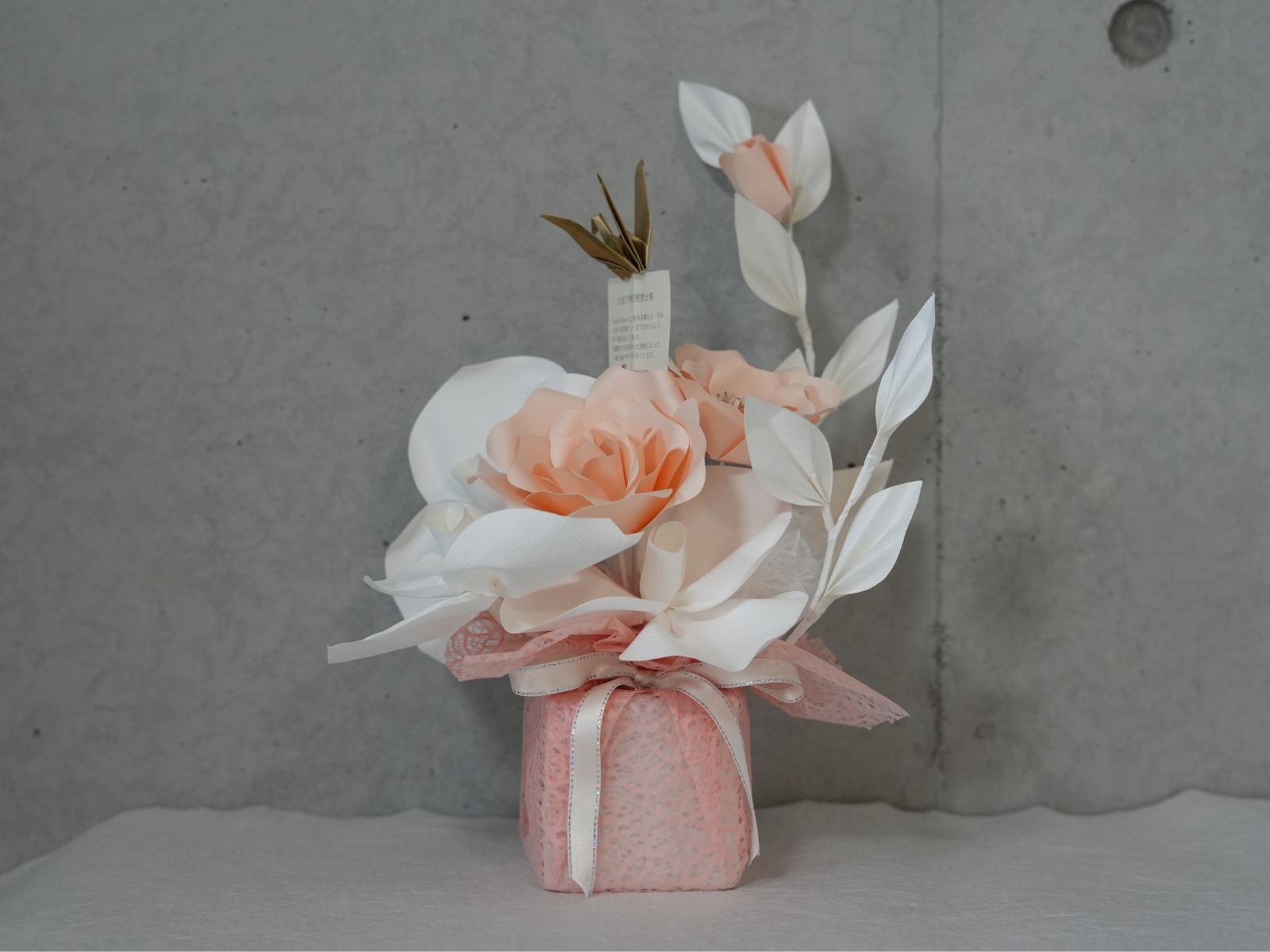 華 -HANA-｜胡蝶蘭と薔薇が織りなす優美なアレンジ
